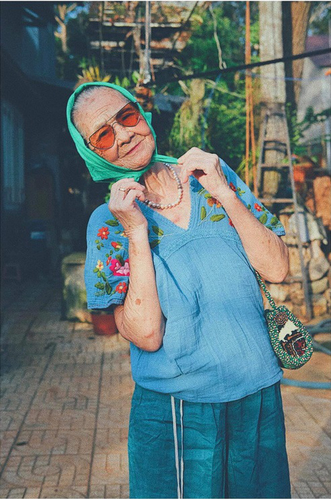 Nhân dịp cuối tuần về quê chơi, Lala Voa nảy ra ý tưởng "diện" đồ thật sành điệu cho bà ngoại, điều mà trước nay cô chưa từng thử.