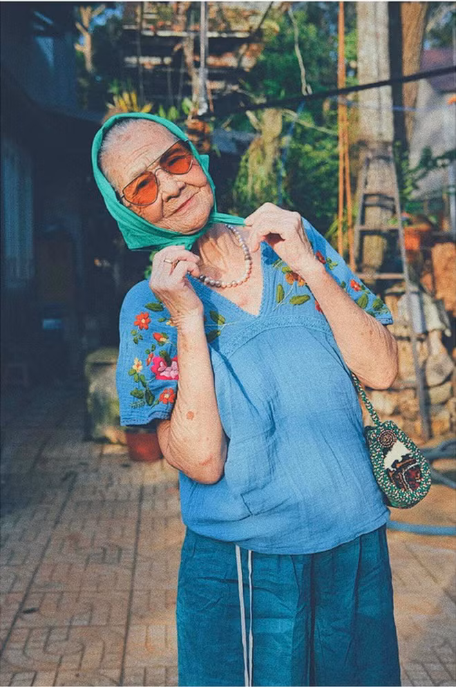 Nhân dịp cuối tuần về quê chơi, Lala Voa nảy ra ý tưởng "diện" đồ thật sành điệu cho bà ngoại, điều mà trước nay cô chưa từng thử.