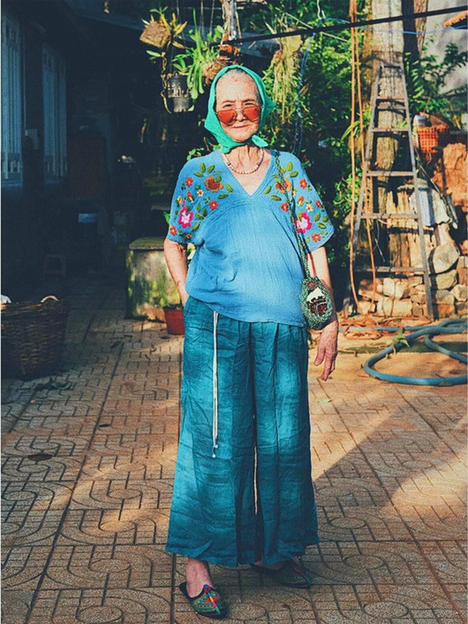 Những set đồ mà Hoàng Anh lựa chọn cho bà ngoại là áo dài, quần áo linen, phối cùng áo khoác và khăn turban đậm phong cách vintage.