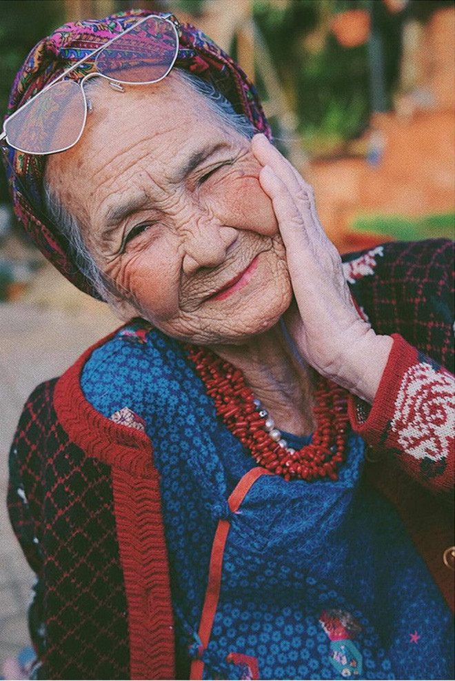 Vốn đam mê thời trang, kinh doanh trong lĩnh vực thời trang đã hơn 7 năm nay, Hoàng Anh (Lala Voa) có "gu" ăn mặc vô cùng cá tính, sành điệu. Cũng từ đó, cô nàng nảy sinh kế hoạch đưa bà ngoại U90 lên sóng.