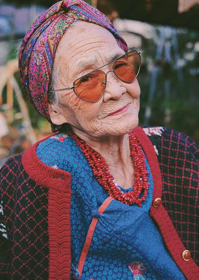 Chia sẻ về bà ngoại Lala Voa cho hay bà ngoại cô là người cá tính vì chiều cháu mà chấp nhận chụp bộ ảnh.