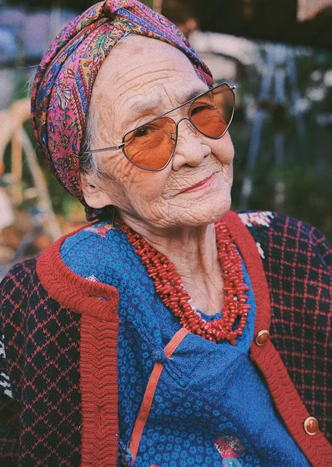 Chia sẻ về bà ngoại Lala Voa cho hay bà ngoại cô là người cá tính vì chiều cháu mà chấp nhận chụp bộ ảnh.