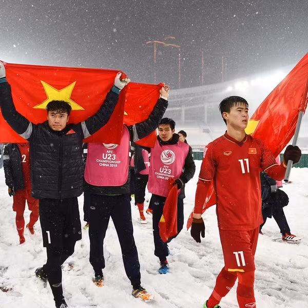 Các cầu thủ da đỏ ửng vì lạnh, Duy Mạnh thậm chí còn chảy máu mũi, Bùi Tiến Dũng cũng bị thương nhưng không ai gục ngã, tất cả đều đứng dậy, thi đấu hết mình vì màu cờ sắc áo.