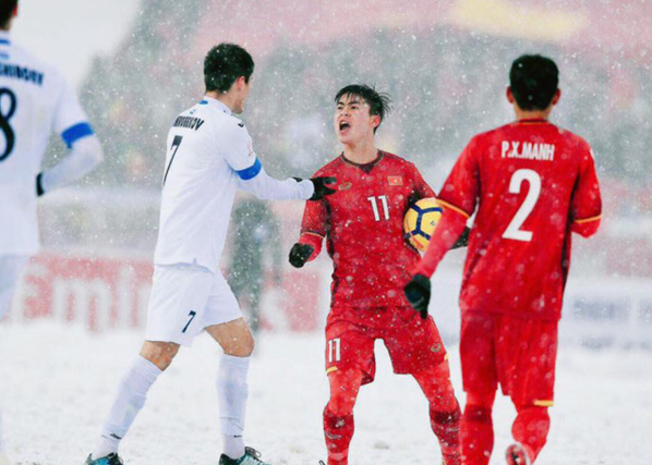 Trước giờ bóng lăn, tuyết bỗng rơi dày đặc, tưởng như sẽ phải hoãn trận đấu, thế nhưng, BTC vẫn quyết định để trận chung kết diễn ra theo đúng lịch trước đó.