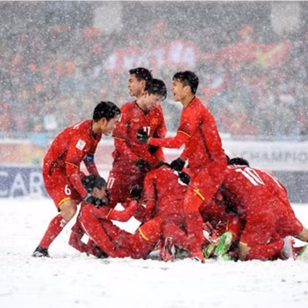 Không dí dỏm trêu người anh như Duy Mạnh, cầu thủ Phạm Xuân Mạnh lại đầy cảm xúc bình luận: “Lạnh quá. Em ôm anh một cái nhé” kèm tấm hình hai anh em đang ôm chặt nhau.