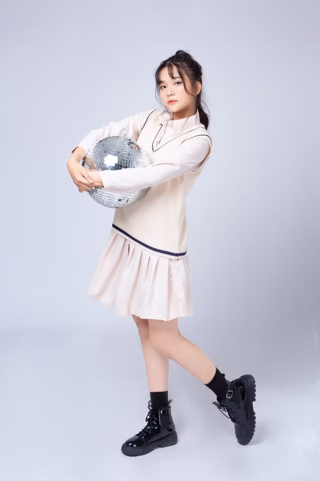 Cụ thể, hot girl TikTok 10x Kiều Chi tên đầy đủ là Phan Thị Kiều Chi, sinh năm 2004, quê ở Quảng Nam, hiện đang là sinh lớp 11/7 trường THPT Núi Thành.