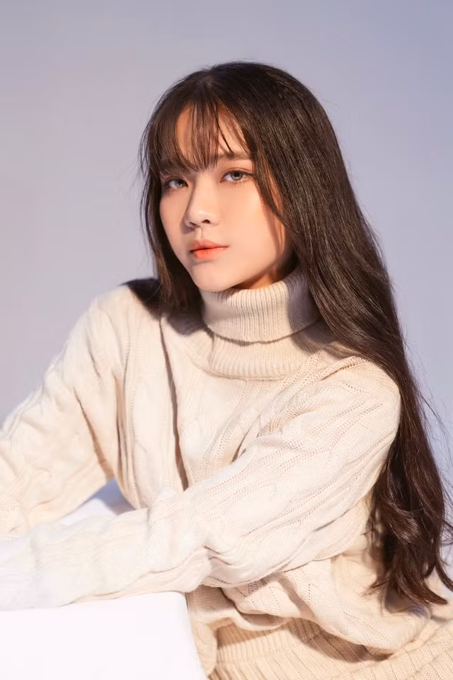 Kiều Chi là hot TikToker 10x đến từ Quang Nam. Dù nội dung nhưng clip chỉ lưu lai khoảnh khắc hết sức bình dị nhưng với chất giọng cực lạ cùng gương mặt xinh xắn cô bạn đã nhận được sự chú ý từ dân mạng.