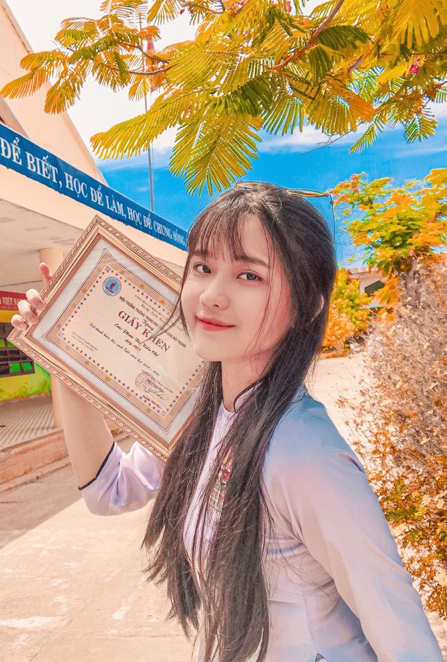 Tuy nhiên, sự duyên dáng cùng chất giọng siêu lạ mang hơi hướng hài hước giúp kênh TikTok của Kiều Chi dần dần được nhiều người xem yêu mến và theo dõi.