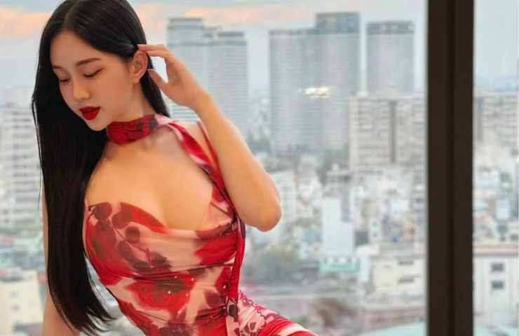 Chuộng style nữ tính, quyến rũ, Ngọc Thảo thường ưu tiên cho những gam màu đơn sắc, nhẹ nhàng như pastel hoặc trung tính để làm nổi bật nước da trắng sáng, mịn màng.