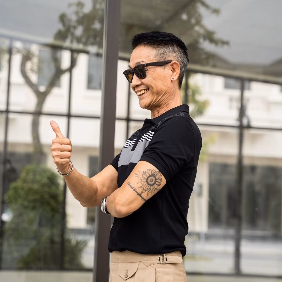 Cụ thể, trên trán và 2 cánh tay chú Tân có những vết sẹo đã lâu. Chú kể: “Chú thay đổi là từ ba mấy năm trước, chú bị tai nạn xe hơi, chấn thương não đưa vào bệnh viện, bác sĩ bảo trong 1 tuần nữa chú sẽ đi. Lúc nằm viện, trong đầu chú chỉ nghĩ một điều, đó là mình phải sống lại, chú không muốn ra đi vì cuộc đời mình đang quá tốt đẹp. Nhiều lúc muốn ngủ nhưng bạn chú luôn ở cạnh bắt chú phải tỉnh táo, vì nếu ngủ bác sĩ bảo có thể sẽ đi luôn. Cũng may là chú đã chơi thể thao trước đó nên dần khỏe lại”.