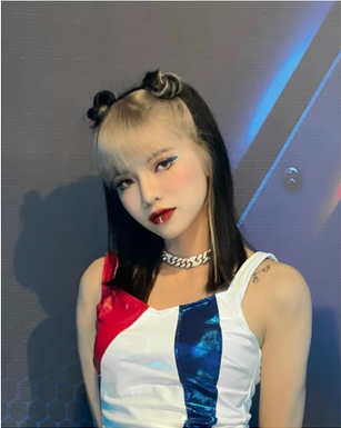 Sau khi chương trình lên sóng, danh tính gái xinh cầm bảng tại vòng đối đầu Rap Việt mùa 2 nhanh chóng được tìm ra. Cô nàng có tên Bùi Thảo Ly và là vũ công của vũ đoàn Bước Nhảy.