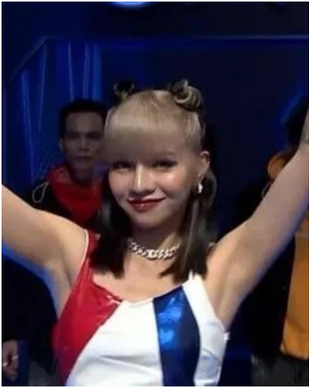 Một trong số đó có gái xinh cầm bảng có nét hao hao em út nhà BlackPink - Lisa. Cô được giao nhiệm vụ giơ bảng đấu giữa mỗi phần thi ở tập 7 - Rap Việt mùa 2.