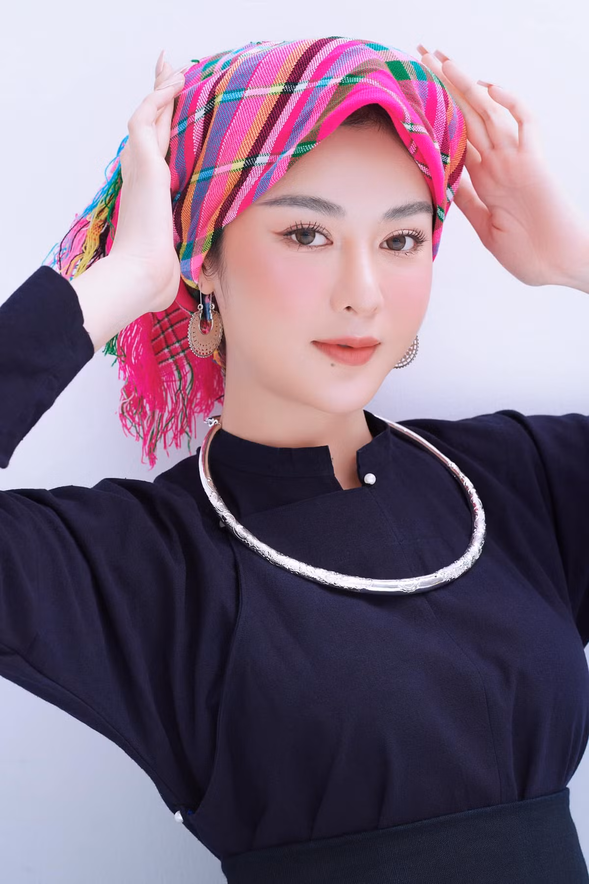 Hot girl nguoi Tay quay ngoat phong cach 360 do khi di 