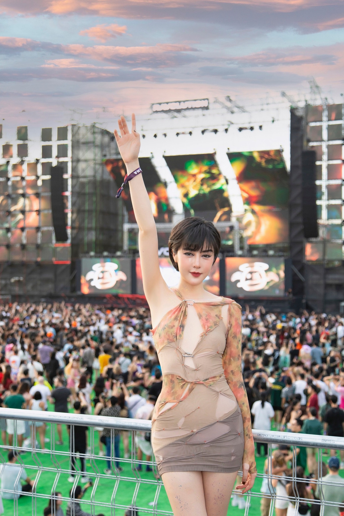 Gái xinh dân tộc diện thiết kế bodycon với cách phối vải độc đáo. Đặc biệt, bộ đồ được may thêm lớp lót màu nude bên trong để kín đáo nhưng vẫn đánh lừa thị giác người nhìn.