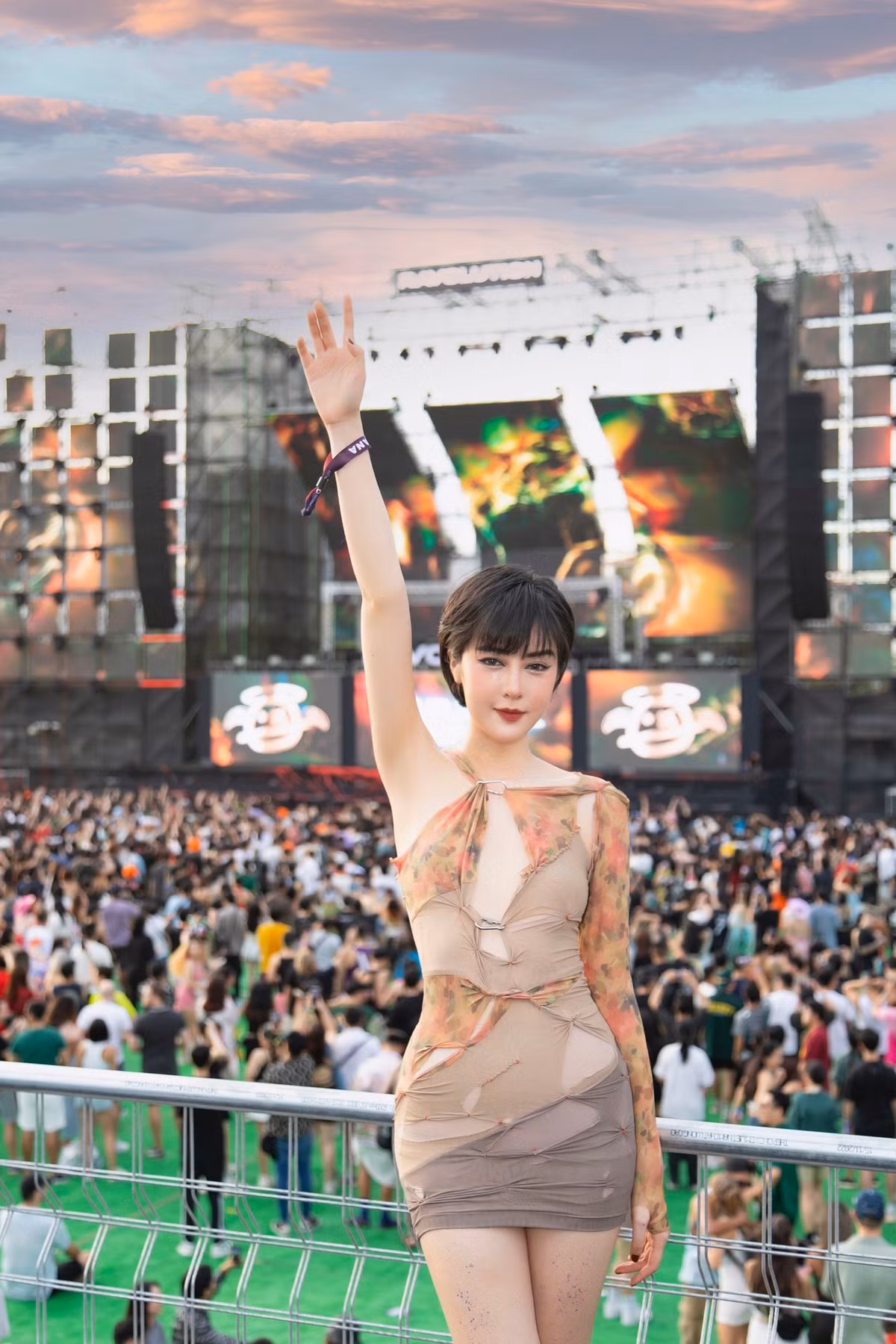 Gái xinh dân tộc diện thiết kế bodycon với cách phối vải độc đáo. Đặc biệt, bộ đồ được may thêm lớp lót màu nude bên trong để kín đáo nhưng vẫn đánh lừa thị giác người nhìn.