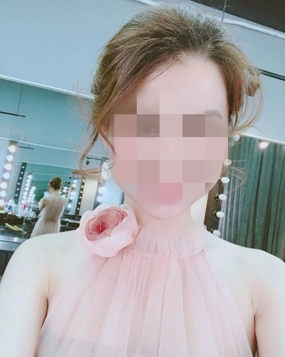 Cụ thể trên trang cá nhân, Angela Phan có viết: "Cây cao bóng mát không ngồi/ Đi ra đứng nắng trách trời không râm".