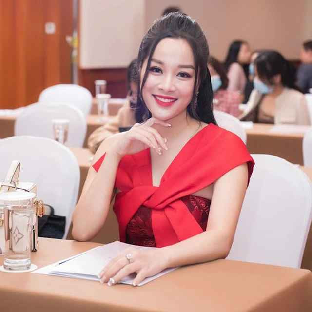 Là mẹ của 2 nhóc tỳ nhưng thân hình của Minh Hương làm cho hội chị em phải ao ước.