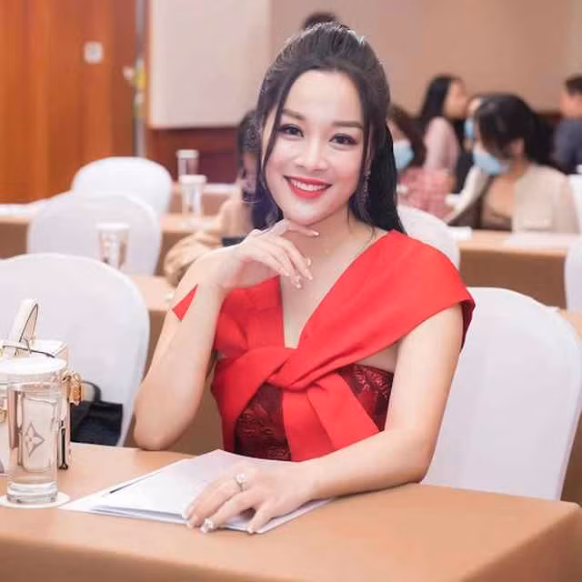 Là mẹ của 2 nhóc tỳ nhưng thân hình của Minh Hương làm cho hội chị em phải ao ước.