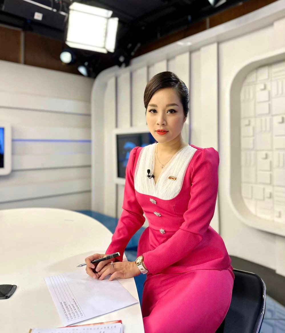 Minh Hương sinh năm 1986 ở Hà Nội. Năm 2007, cô nổi đình đám sau khi thủ vai Vàng Anh của sitcom Nhật ký Vàng Anh mùa 1 gắn liền với tuổi thơ thế hệ 8X, 9X. Đang ở thời kì đỉnh cao, được nhiều người yêu mến, cựu hot girl quyết định lập gia đình và có con sớm.