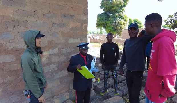 Ở Angola, người ta không đo đạc kỹ lưỡng mà thông số trên giấy tờ mà chỉ ngắm đất bằng mắt thường, ướm ướm bằng sải chân, thấy hợp lý là chốt. Quang Linh ướm thử thì mảnh đất đang xem rộng khoảng 14 - 15m mặt tiền, khá vuông vức. Chủ đất phát giá 350.000kz (khoảng 7 triệu tiền Việt), Quang Linh gợi ý mặc cả xuống 250.000kz - 280.000kz (khoảng 5 - 5,6 triệu tiền Việt) thì sẽ hợp lý hơn.