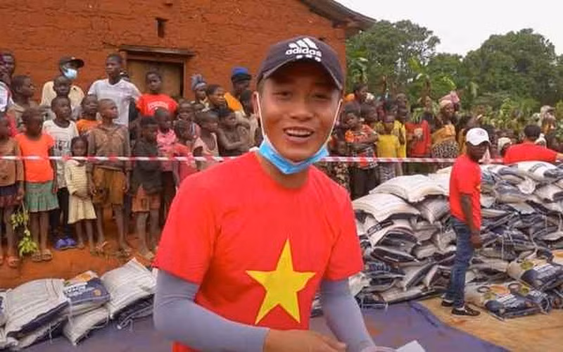 Người Angola uy tín lắm, khi đã có trưởng thôn làm chứng việc mua bán rồi thì đảm bảo luôn. Mảnh đất này ở ngay mặt đường chính, có cột điện sẵn, sau kéo điện vào nhà là được, tưởng nhỏ nhưng cũng to mọi người ạ. Mua đất được luôn 2 cây xoài to nữa”. Nam Youtuber nói thêm.