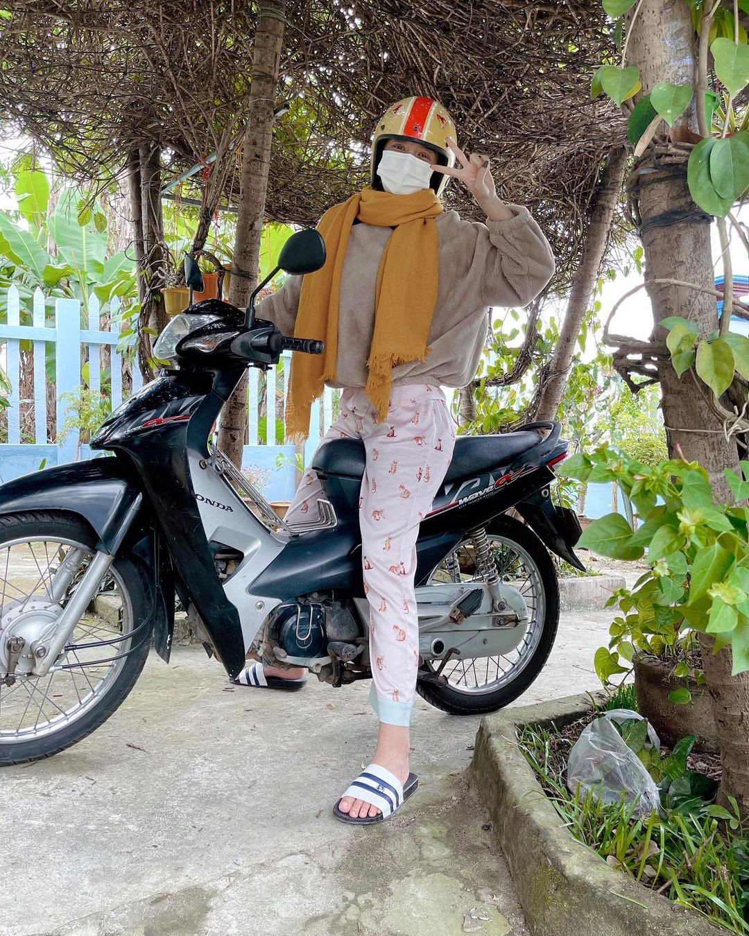 Mới đây, Á hậu Kiều Loan khiến fan thích thú trước loạt ảnh đối lập của nàng khi xuất hiện ở thành phố và lúc về quê.