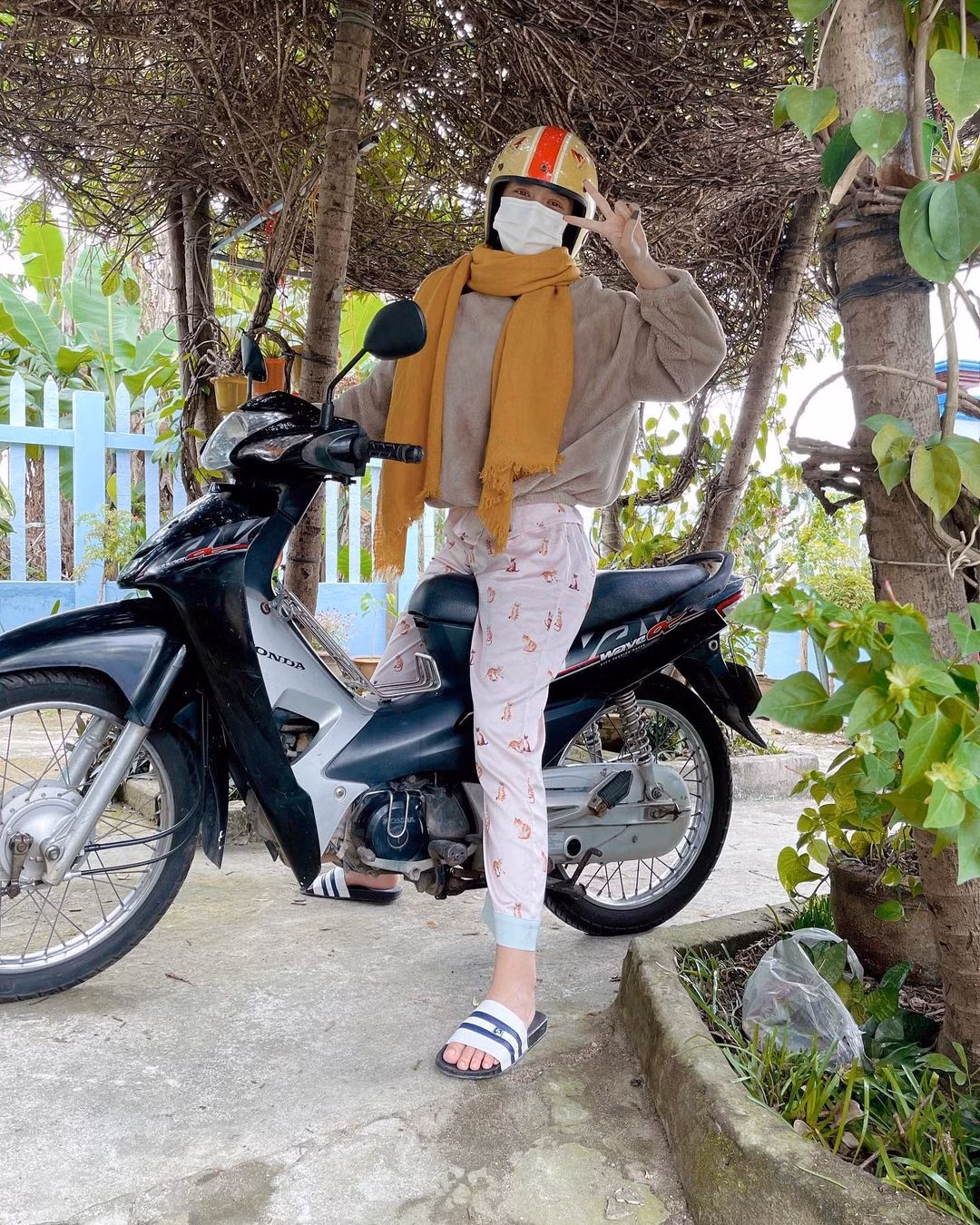 Mới đây, Á hậu Kiều Loan khiến fan thích thú trước loạt ảnh đối lập của nàng khi xuất hiện ở thành phố và lúc về quê.