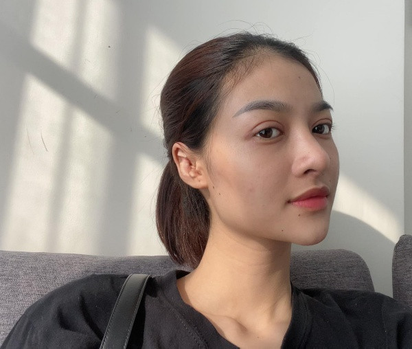 Hình ảnh mới đây trong bộ trang phục ở nhà và ngồi rửa bát của Kiều Loanh nhanh chóng được dân tình đăng tải và nhận về nhiều lời khen.