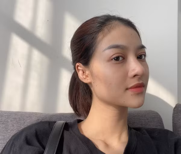 Hình ảnh mới đây trong bộ trang phục ở nhà và ngồi rửa bát của Kiều Loanh nhanh chóng được dân tình đăng tải và nhận về nhiều lời khen.