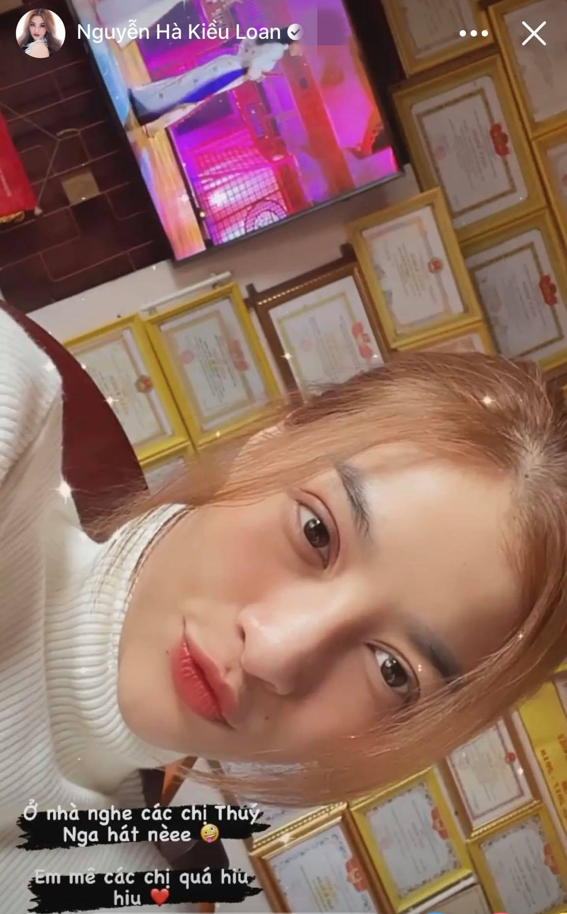 Á hậu Kiều Loan (Lona) thường xuyên xuất hiện với thần thái fancy, đẹp kiêu sa trong những chiếc váy, bộ đầm lộng lẫy và giày cao gót. Tuy nhiên, khi về quê, nàng hậu ngay lập tức trở về với hình ảnh “cô bé thôn quê” diện đồ bộ, mang dép lê.