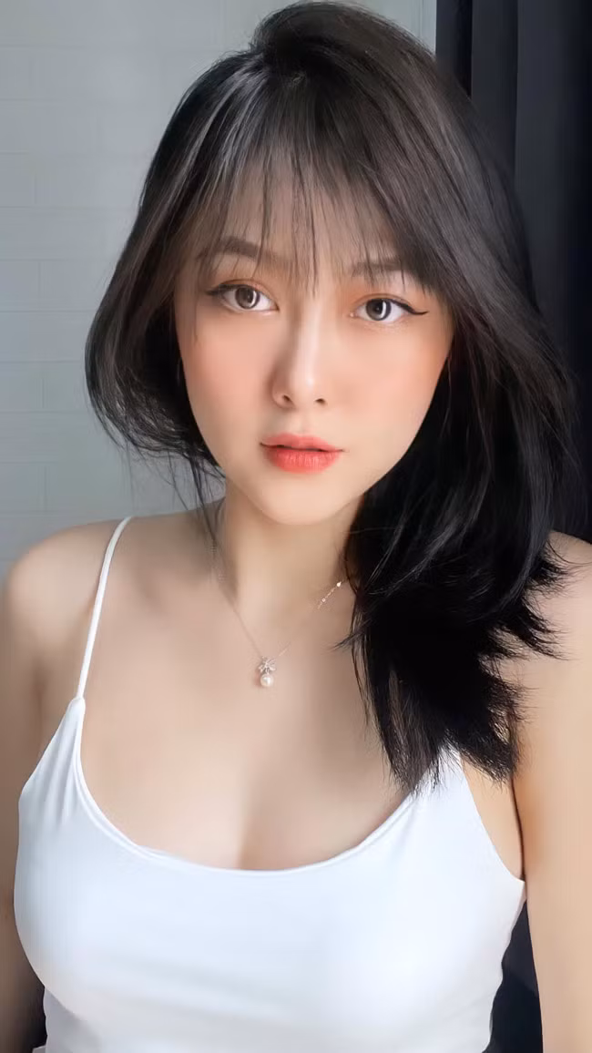 Trà My theo đuổi gu thời trang nóng bỏng và táo bạo.