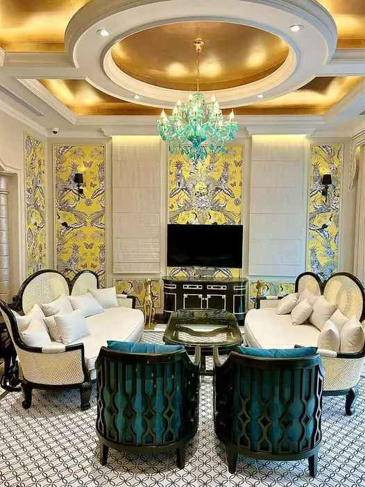 Mới đây, cặp vợ chồng người đẹp - đại gia lại nhá hàng về căn hộ mà gia đình sắp chuyển vào. Chỉ một vài hình ảnh hiếm hoi cũng đủ thấy biệt thự xa hoa cỡ nào.