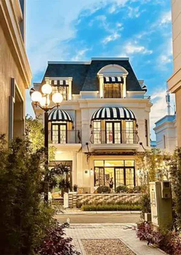 "Những tấm ảnh chụp thực tế nhà ba mẹ, không còn là trên bản vẽ nữa. Lo nhà cho ba mẹ xong rồi, giờ tôi lo nhà cho tôi nữa đây, hồi hộp quá đi", nữ đại gia xinh đẹp có viết trên trang cá nhân.