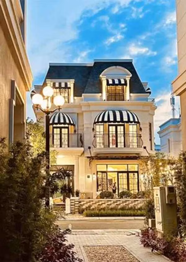 "Những tấm ảnh chụp thực tế nhà ba mẹ, không còn là trên bản vẽ nữa. Lo nhà cho ba mẹ xong rồi, giờ tôi lo nhà cho tôi nữa đây, hồi hộp quá đi", nữ đại gia xinh đẹp có viết trên trang cá nhân.