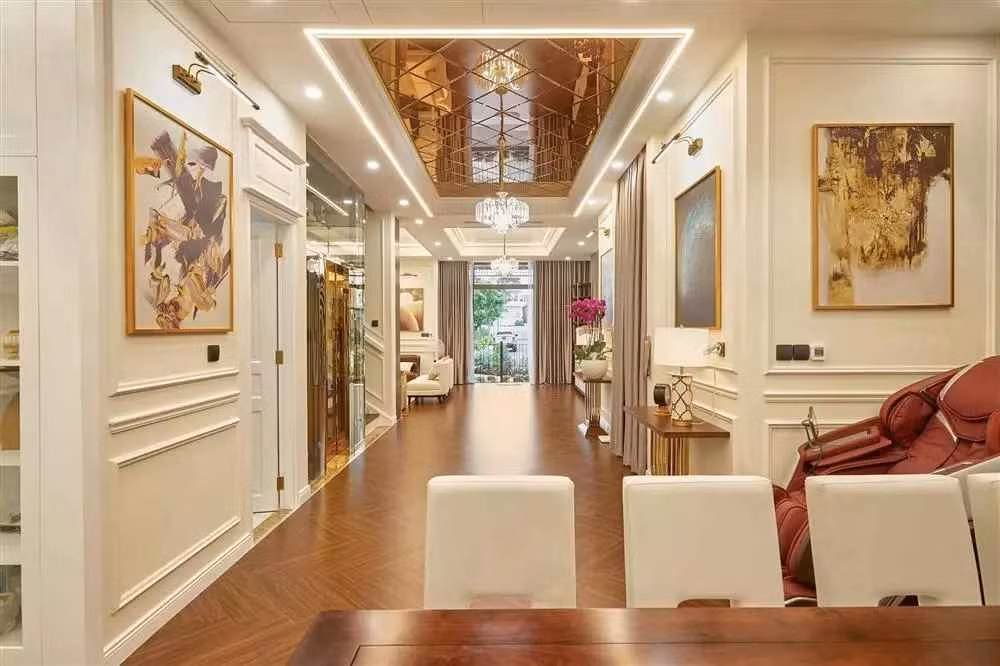 Căn hộ mới của gia đình "nữ đại gia quận 7" lấy tông trắng làm chủ đạo, được thiết kế chuẩn theo phong cách châu Âu.