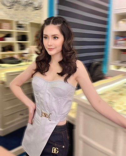 Ở phần bình luận bài đăng, rất nhiều người bày tỏ trầm trồ về sự giàu có của 2 đại gia quận 7.