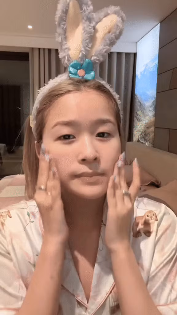 Phòng em gái nhỏ được quay cận cảnh, rộng rãi và theo phong cách công chúa với các tone màu hồng pastel kết hợp nâu gỗ, còn có nguyên một kệ tủ đựng gấu bông.