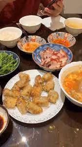 Dù chỉ xuất hiện một vài giây trên đoạn video, nhưng dân mạng để ý được khu bếp và bàn ăn nhà Chao rất chuộng nội thất bằng gỗ, được thiết kế tối giản và hiện đại.