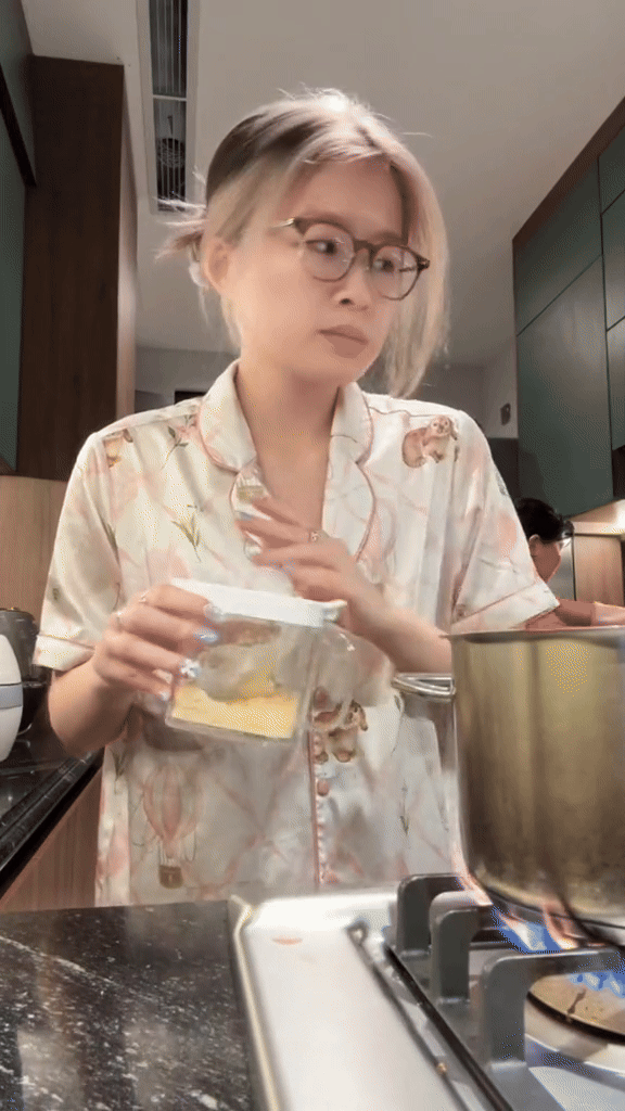 Vậy nên trong lần về quê này, Chao chia sẻ tự tay nấu bữa cơm cho ba mẹ, dành thời gian ở cạnh gia đình nhiều hơn. Cô bạn để mặt mộc vào bếp và nấu một mâm cơm ấm cúng, nhưng điều khiến netizen càng chú ý hơn là những góc nhà "cô vợ quốc dân" vô tình để lộ.