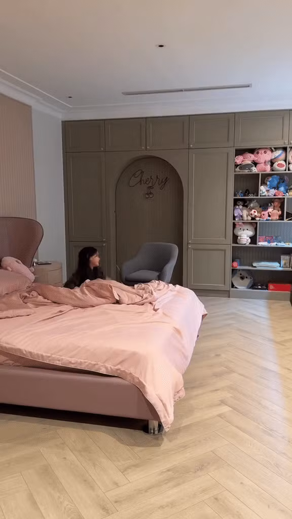 Về phòng ngủ của Chao, dù chỉ là phía sau lưng nhưng netizen cũng tinh ý nhận ra có view từ cửa sổ lớn, các gam màu hồng, be và nâu phối kết hợp trông vừa dễ thương nhưng cũng không kém phần tinh tế.