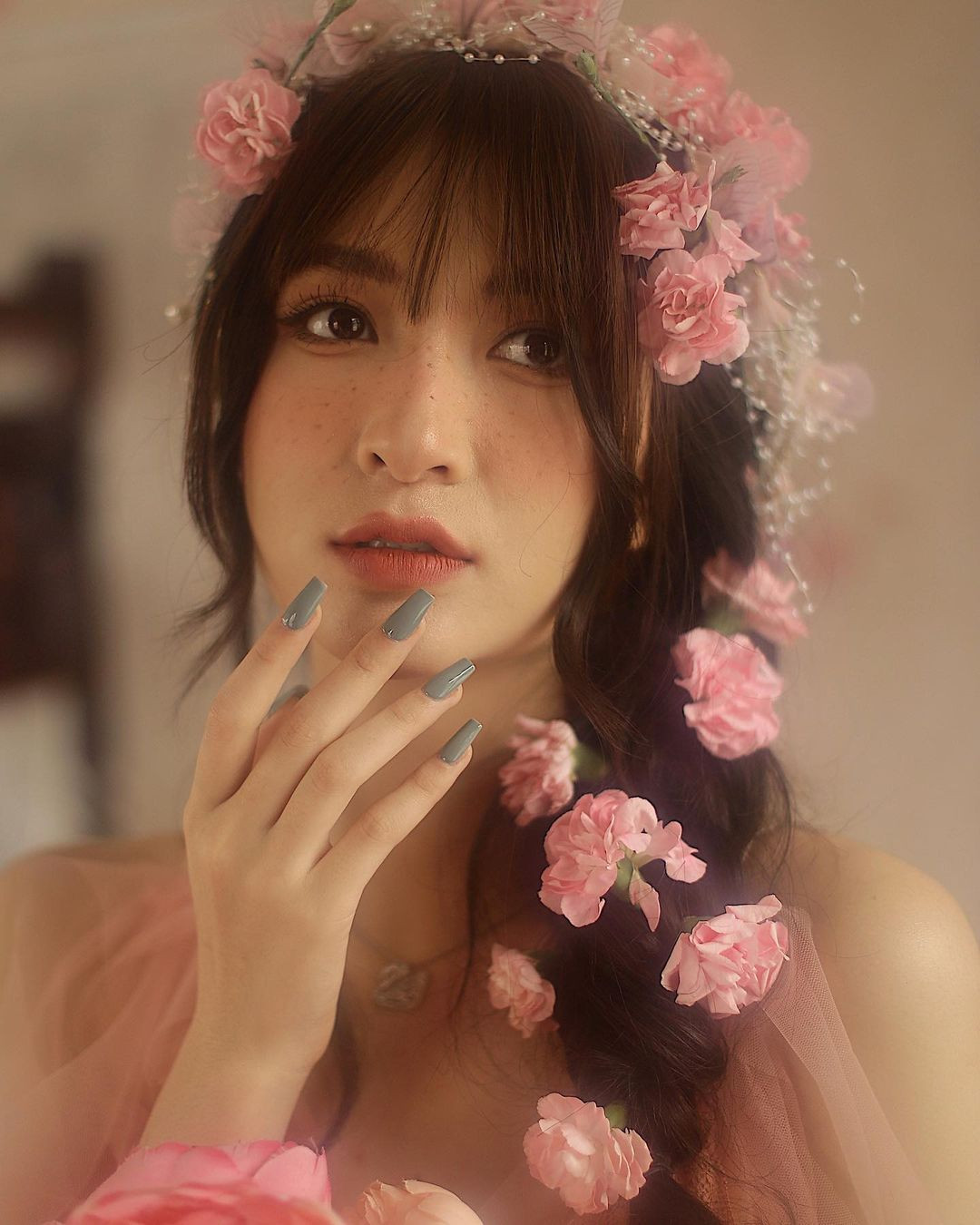 Người đẹp Vũ Thị Anh Thư sinh năm 1998 tại Hà Nam, từng là sinh viên trường Đại học Sư phạm nghệ thuật Trung ương.