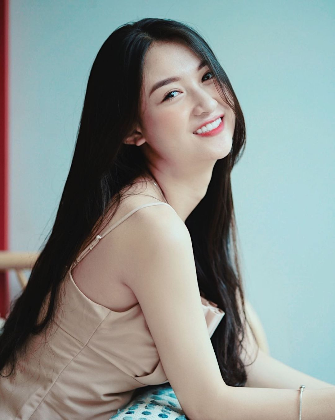 Bước ra khỏi phim Về Nhà Đi Con, Anh Thư trở thành một trong những thí sinh sáng giá của cuộc thi Hoa hậu Việt Nam 2020.