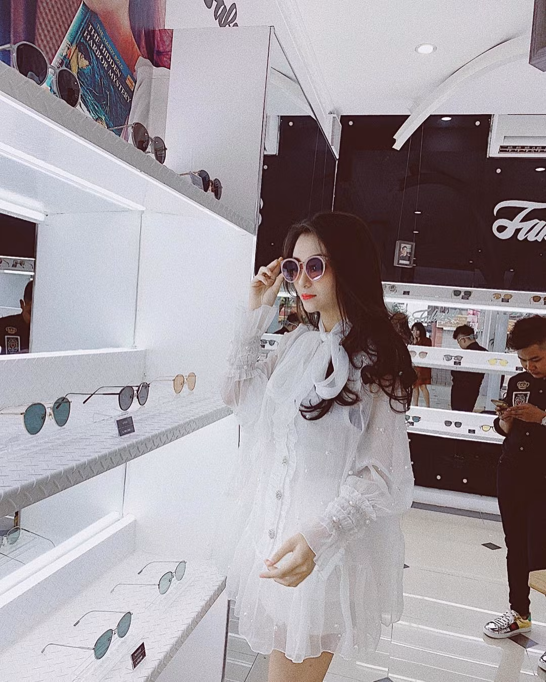 Anh Thư cũng cho biết, cô nàng thần tượng hoa hậu H'Hen Niê và lấy người đẹp này làm động lực để phát triển bản thân.