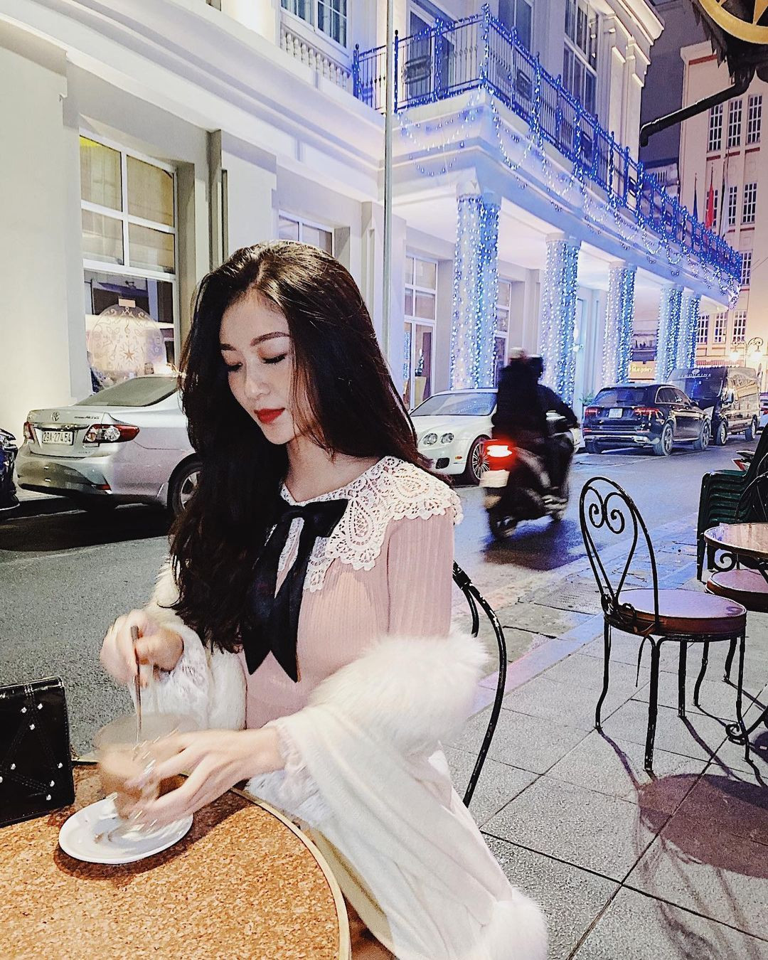 Anh Thư cho biết, cô từng làm ở VTVlive trực thuộc VTVcab. Công việc chính của cô là làm gương mặt đại diện, quay quảng cáo TVC cho các nhãn hàng.