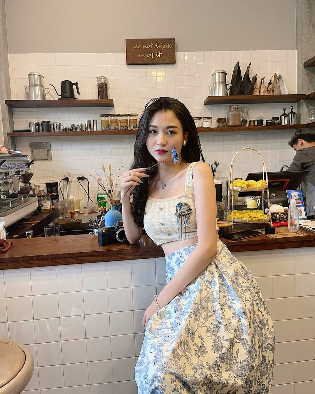 Vũ Thị Anh Thư được biết đến nhiều hơn sau khi trở thành nữ diễn viên Về Nhà Đi Con. Cô nàng gây chú ý nhờ sắc vóc nuột nà khiến ai cũng phải chú ý.