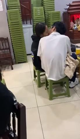 Cụ thể, ban đầu người theo dõi clip chỉ thấy một chàng trai mặc áo trắng và cô gái áo đen ngồi sát nhau.