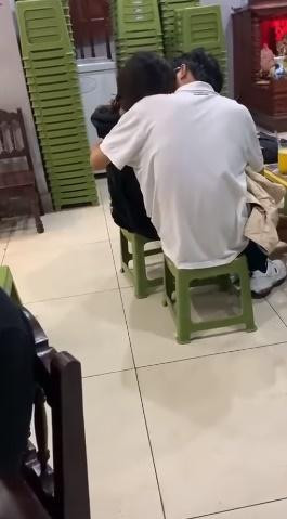 Bất chấp mọi ánh nhìn xung quanh, đôi trẻ sau đó hôn nhau ngấu nghiến, chân tay cũng "đi du lịch".
