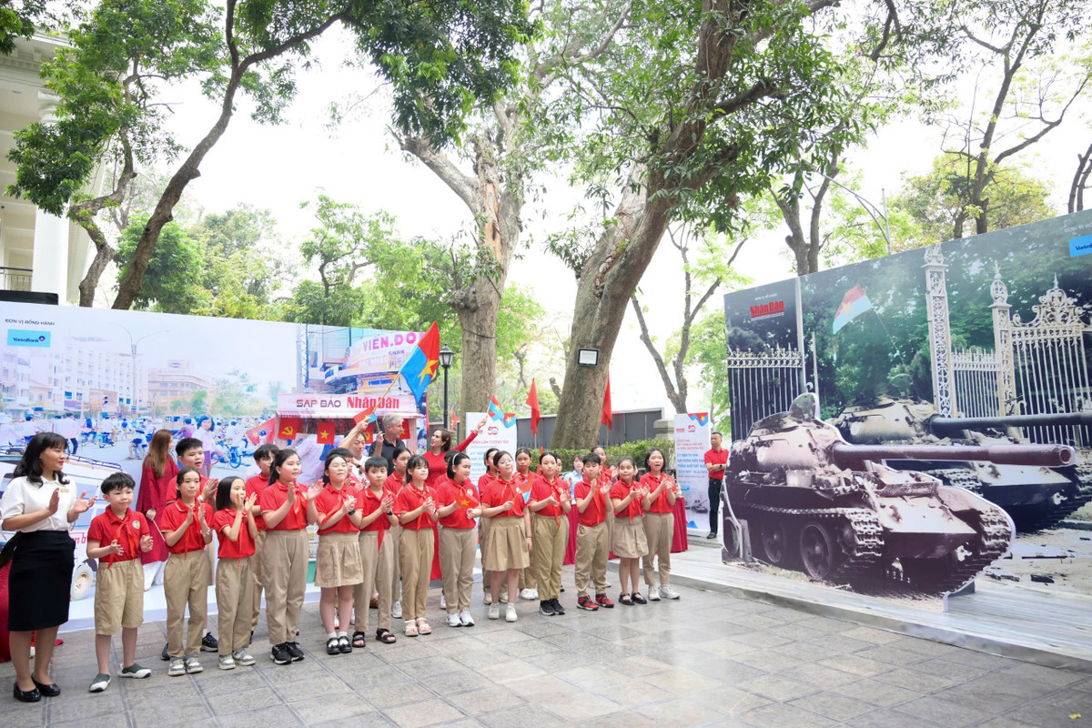 Công nghệ 3D mapping nhằm tái hiện một phần Chiến dịch Hồ Chí Minh với dấu mốc đánh chiếm Dinh Độc Lập.