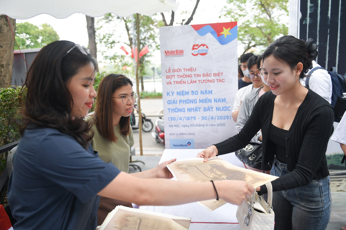 Triển lãm tương tác kỷ niệm 50 năm ngày Giải phóng miền Nam, thống nhất đất nước (30/4/1975-30/4/2025) do Báo Nhân Dân tổ chức khai mạc sáng 23/4 đã thu hút được nhiều sự quan tâm của giới trẻ. Triển lãm tích hợp 3 công nghệ chính bao gồm: Trình chiếu ánh sáng (3D mapping), thực tế ảo tăng cường (AR) và thực tế ảo (VR).
