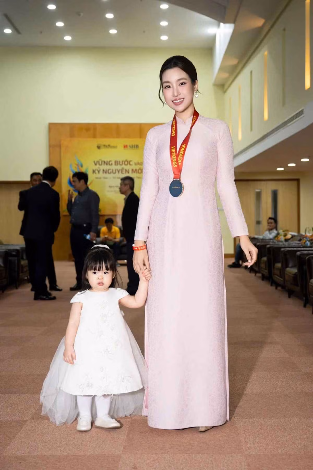 Đỗ Mỹ Linh hiện đảm nhận vị trí Phó chủ tịch Công ty TNHH T&amp;T Retail. Công ty TNHH T&amp;T Retail thuộc Tập đoàn T&amp;T (T&amp;T Group) do ông Đỗ Quang Hiển (bầu Hiển) - bố chồng hoa hậu - làm Chủ tịch HĐQT.